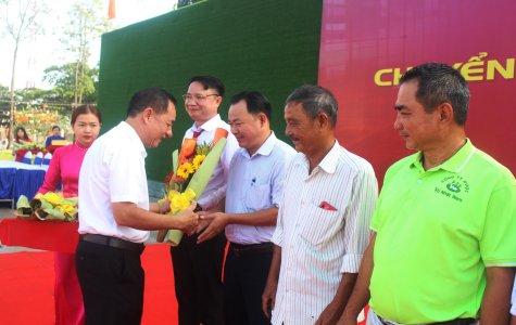 Hình minh họa việc trao đổi, mua bán tiền mặt tại một khu chợ truyền thống Việt Nam ở Tân Uyên